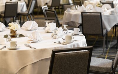 Holiday Inn & Suites Oakland Airport by IHG