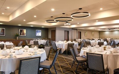 Holiday Inn & Suites Oakland Airport by IHG