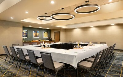 Holiday Inn & Suites Oakland Airport by IHG