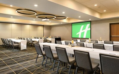 Holiday Inn & Suites Oakland Airport by IHG