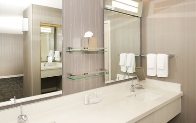 Courtyard by Marriott Oakland Airport