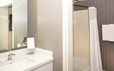 Courtyard by Marriott Oakland Airport