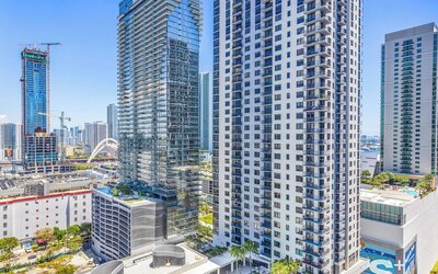 Sky-High 25th Floor 1-BR in Miami