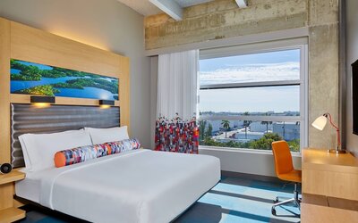 Room, 1 King Bed, Pool View