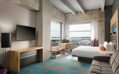 Room, 1 King Bed, Pool View