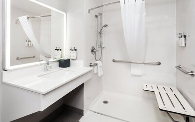 Holiday Inn Chicago Oakbrook by IHG