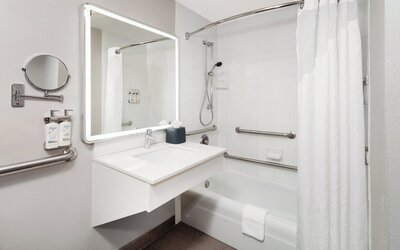 Holiday Inn Chicago Oakbrook by IHG