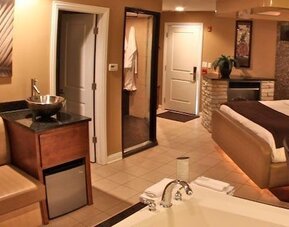 The Champagne Lodge & Luxury Suites