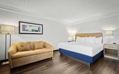 La Quinta Inn & Suites by Wyndham Miami Airport West