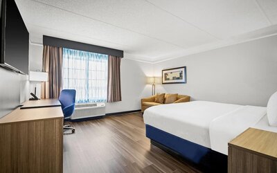 La Quinta Inn & Suites by Wyndham Miami Airport West