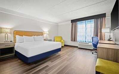 La Quinta Inn & Suites by Wyndham Miami Airport West
