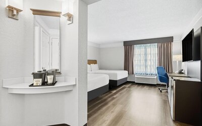 La Quinta Inn & Suites by Wyndham Miami Airport West
