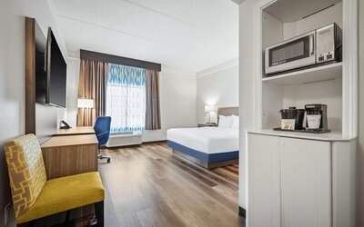 La Quinta Inn & Suites by Wyndham Miami Airport West