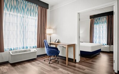 La Quinta Inn & Suites by Wyndham Miami Airport West