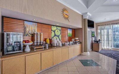 La Quinta Inn & Suites by Wyndham Miami Airport West
