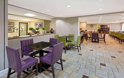 La Quinta Inn & Suites by Wyndham Miami Airport East