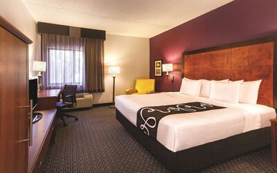 La Quinta Inn & Suites by Wyndham Miami Airport East