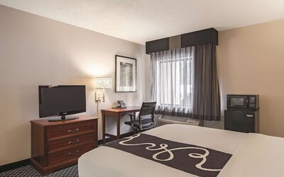 La Quinta Inn & Suites by Wyndham Miami Airport East