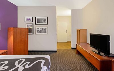 La Quinta Inn & Suites by Wyndham Miami Airport East