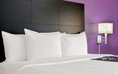 La Quinta Inn & Suites by Wyndham Miami Airport East