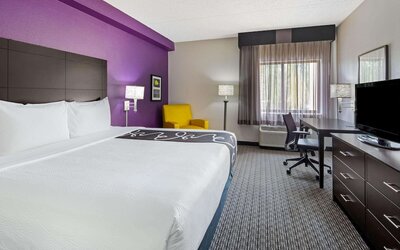 La Quinta Inn & Suites by Wyndham Miami Airport East