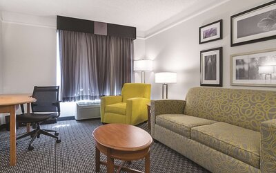 La Quinta Inn & Suites by Wyndham Miami Airport East