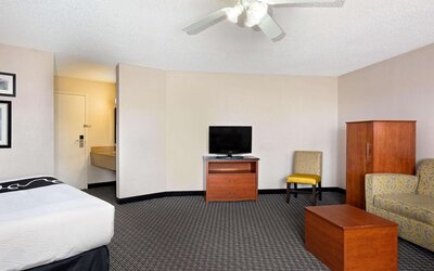 La Quinta Inn & Suites by Wyndham Miami Airport East
