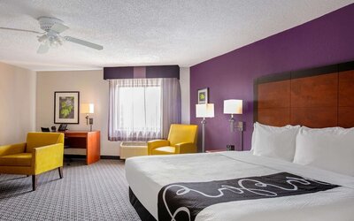 La Quinta Inn & Suites by Wyndham Miami Airport East