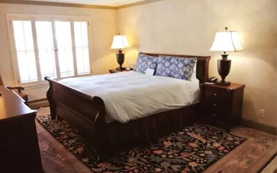 Cow Hollow Inn & Suites