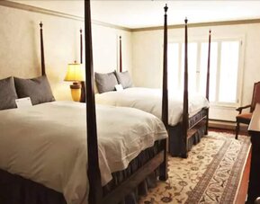 Cow Hollow Inn & Suites