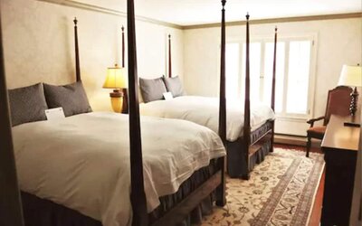 Cow Hollow Inn & Suites