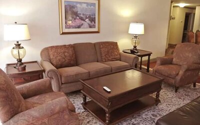 Cow Hollow Inn & Suites