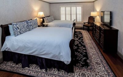 Cow Hollow Inn & Suites