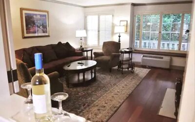 Cow Hollow Inn & Suites