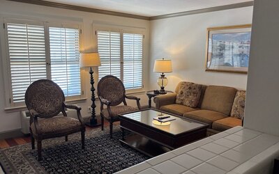 Cow Hollow Inn & Suites