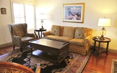 Cow Hollow Inn & Suites
