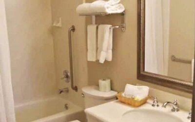 Cow Hollow Inn & Suites