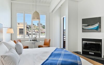 Waters Edge Hotel