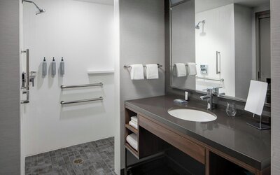 Courtyard by Marriott Chicago Downtown River North