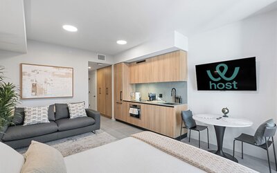 501 First - Steps from Bayside