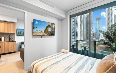 501 First - Steps from Bayside