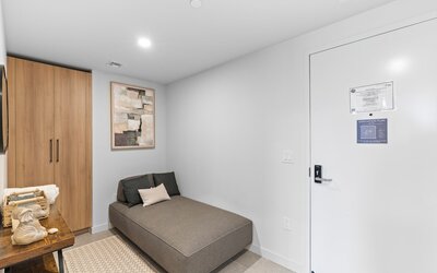 501 First - Steps from Bayside