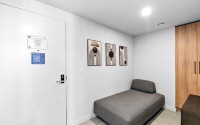 501 First - Steps from Bayside