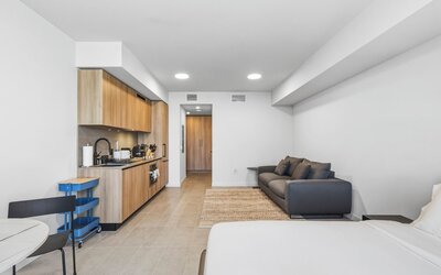 501 First - Steps from Bayside