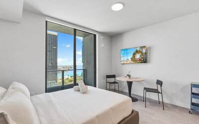 501 First - Steps from Bayside