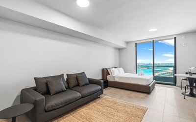 501 First - Steps from Bayside