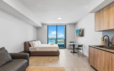501 First - Steps from Bayside