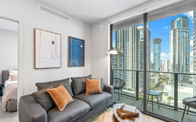 501 First - Steps from Bayside