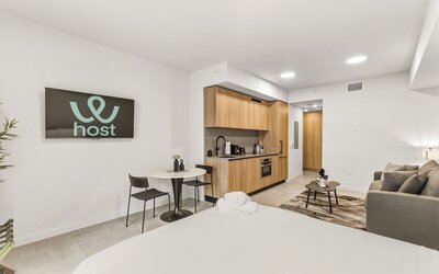 501 First - Steps from Bayside