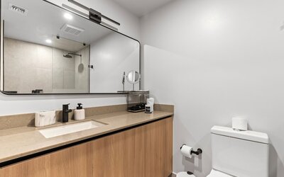 501 First - Steps from Bayside
